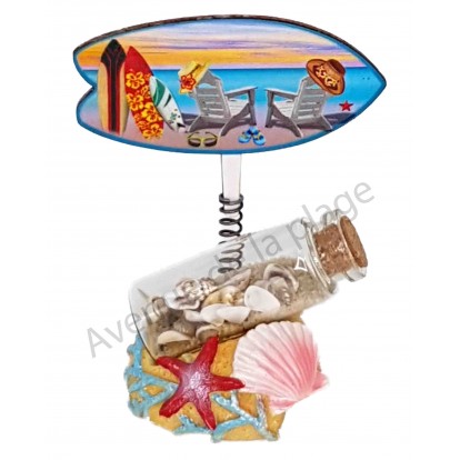 Bouteille sable et coquillages avec surf sur ressort