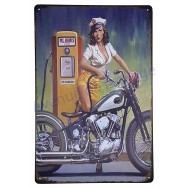 Plaque vintage Pin-up faisant le plein de sa moto