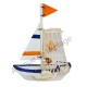 Voilier design avec voile en bois et filet de pêche, orange.