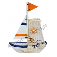 Voilier design avec voile en bois et filet de pêche