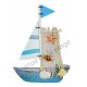 Voilier design avec voile en bois et filet de pêche, bleu.