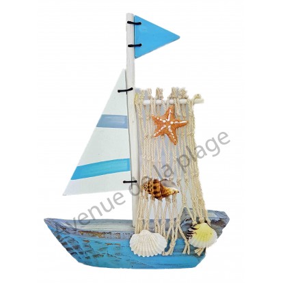 Voilier design avec voile en bois et filet de pêche, bleu.
