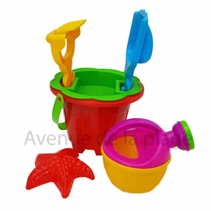 Petit seau de plage rouge et ses accessoires