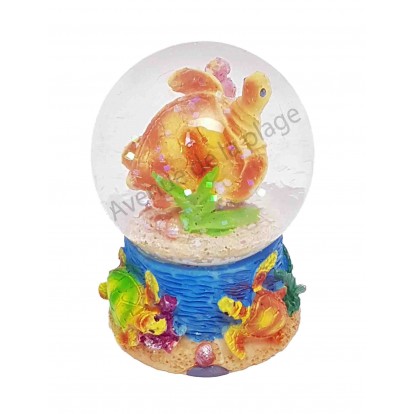 Boule à neige tortue de mer dans l'océan