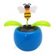 Plante solaire avec abeille qui se balance B