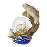 Phoque sur rocher et boule à neige